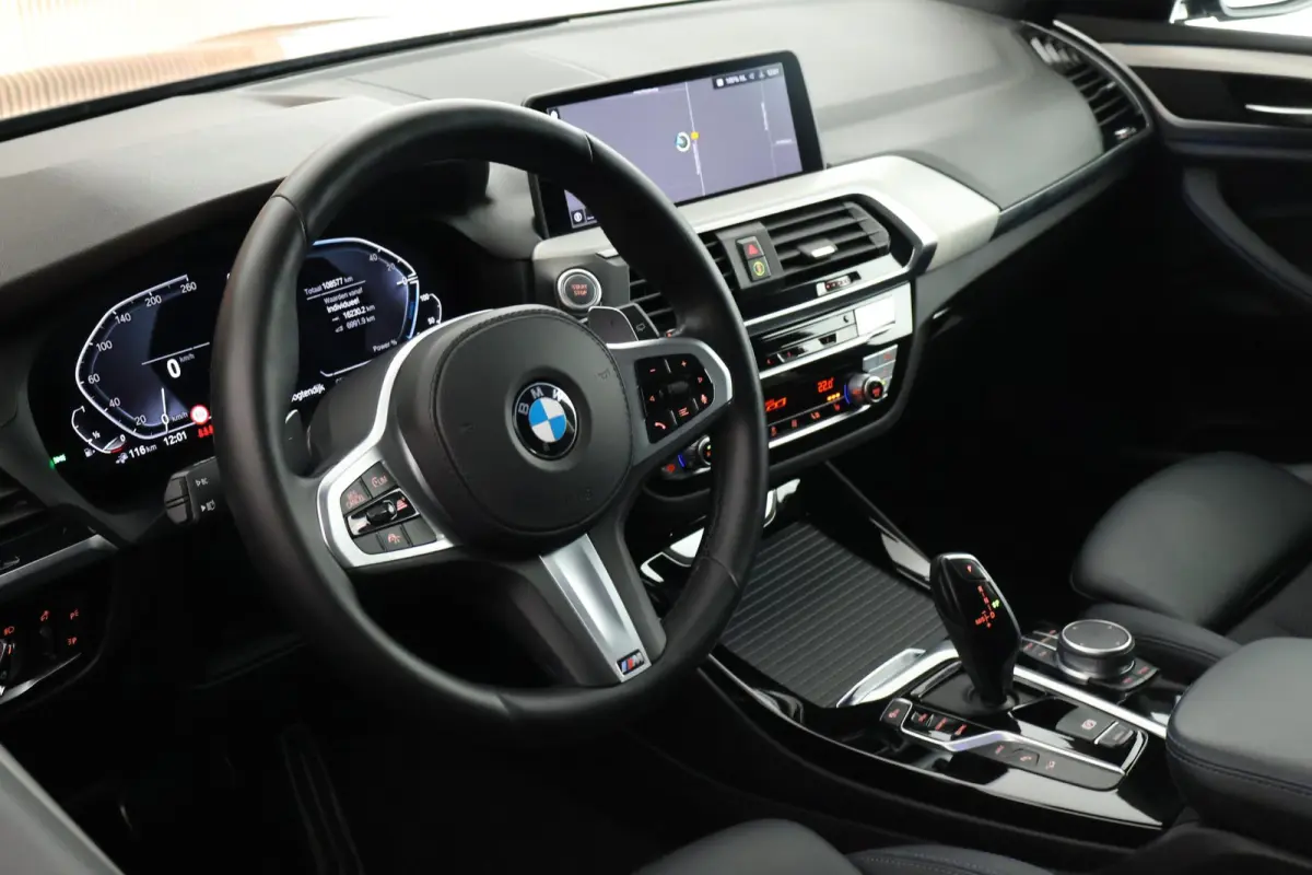 xDrive30e 292pk M-Sport Panoramadak LED Keyless Camera Carplay Stoelverwarming Navigatie ACC