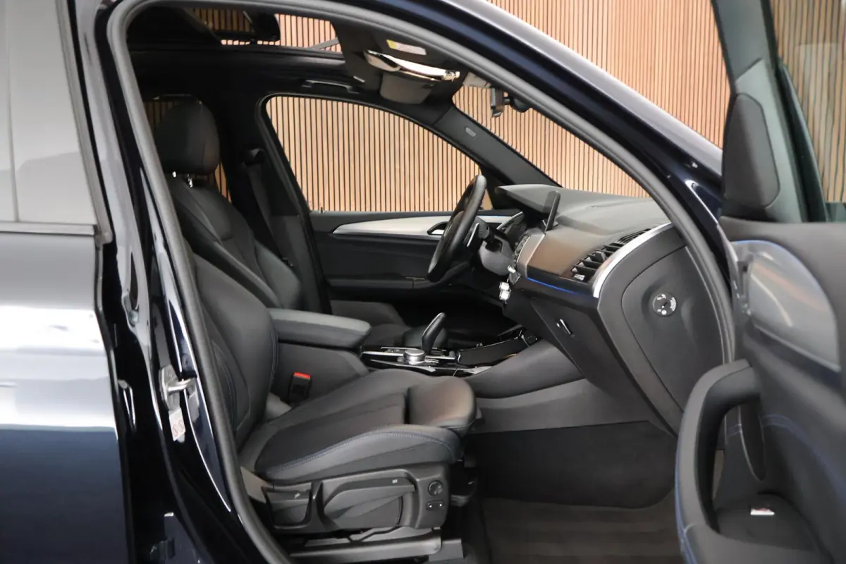 xDrive30e 292pk M-Sport Panoramadak LED Keyless Camera Carplay Stoelverwarming Navigatie ACC