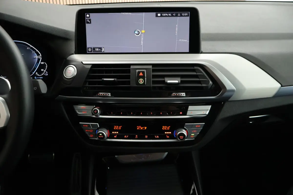 xDrive30e 292pk M-Sport Panoramadak LED Keyless Camera Carplay Stoelverwarming Navigatie ACC