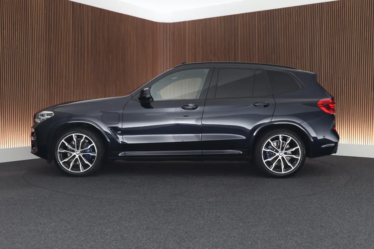 xDrive30e 292pk M-Sport Panoramadak LED Keyless Camera Carplay Stoelverwarming Navigatie ACC