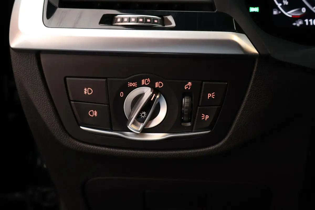 xDrive30e 292pk M-Sport Panoramadak LED Keyless Camera Carplay Stoelverwarming Navigatie ACC