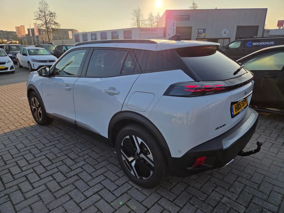 1.2 PureTech 130 Allure Camera Rondom | Trekhaak | Carplay | 17" Lichtmetaal | LED | Leder/Stof | Digitaal Dashboard | Achteruitrijcamera | Airco (automatisch) | Apple Carplay/Android Auto|t