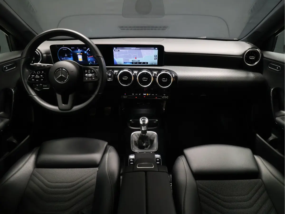 160 Sport [APPLE CARPLAY, AMG, ANDROID, STOELVERWARMING, CRUISE CONTROL, CAMERA, PDC V+A, DIGITAL DASH, STUURWIEL MULTIFUNTIONEEL, CLIMATE CONTROL, START STOP, STUUR LEDER, NIEUWSTAAT]