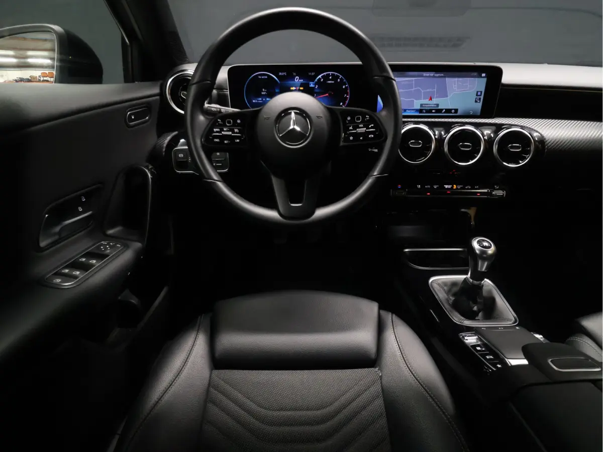 160 Sport [APPLE CARPLAY, AMG, ANDROID, STOELVERWARMING, CRUISE CONTROL, CAMERA, PDC V+A, DIGITAL DASH, STUURWIEL MULTIFUNTIONEEL, CLIMATE CONTROL, START STOP, STUUR LEDER, NIEUWSTAAT]