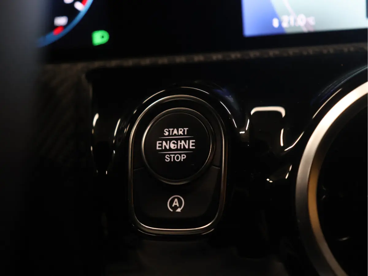 160 Sport [APPLE CARPLAY, AMG, ANDROID, STOELVERWARMING, CRUISE CONTROL, CAMERA, PDC V+A, DIGITAL DASH, STUURWIEL MULTIFUNTIONEEL, CLIMATE CONTROL, START STOP, STUUR LEDER, NIEUWSTAAT]