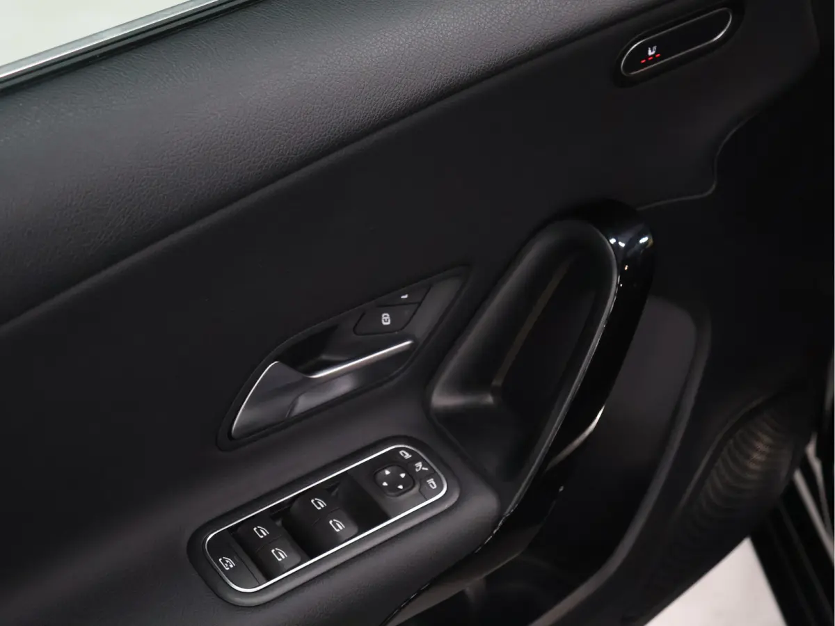 160 Sport [APPLE CARPLAY, AMG, ANDROID, STOELVERWARMING, CRUISE CONTROL, CAMERA, PDC V+A, DIGITAL DASH, STUURWIEL MULTIFUNTIONEEL, CLIMATE CONTROL, START STOP, STUUR LEDER, NIEUWSTAAT]