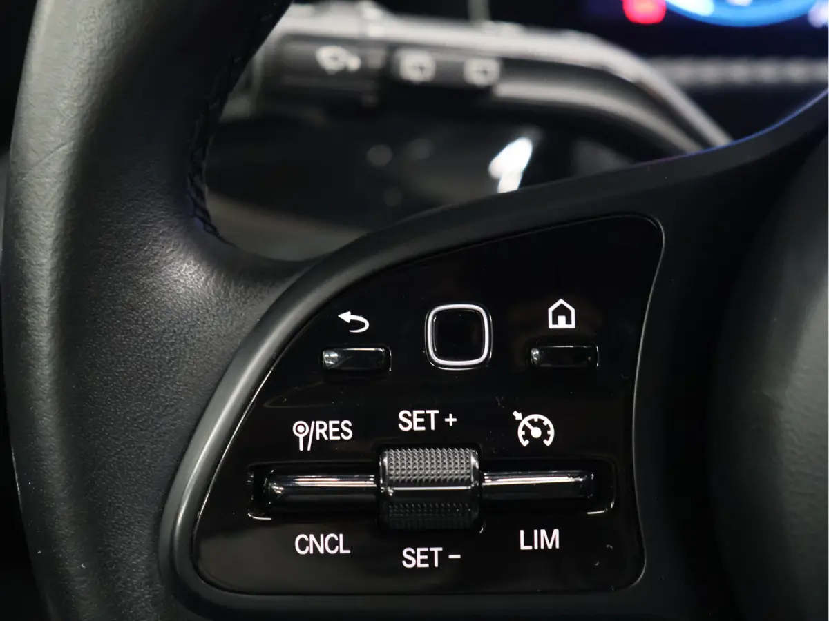 160 Sport [APPLE CARPLAY, AMG, ANDROID, STOELVERWARMING, CRUISE CONTROL, CAMERA, PDC V+A, DIGITAL DASH, STUURWIEL MULTIFUNTIONEEL, CLIMATE CONTROL, START STOP, STUUR LEDER, NIEUWSTAAT]