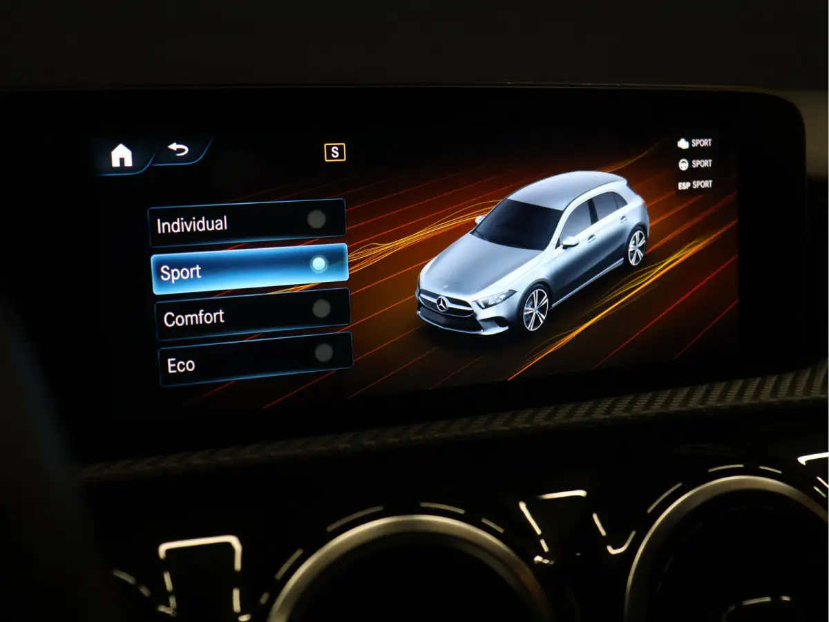 160 Sport [APPLE CARPLAY, AMG, ANDROID, STOELVERWARMING, CRUISE CONTROL, CAMERA, PDC V+A, DIGITAL DASH, STUURWIEL MULTIFUNTIONEEL, CLIMATE CONTROL, START STOP, STUUR LEDER, NIEUWSTAAT]