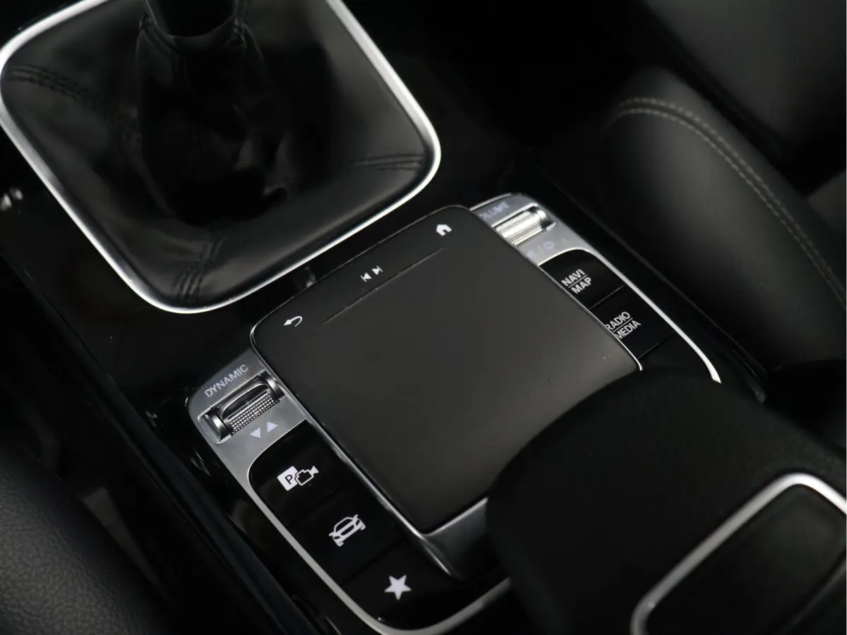 160 Sport [APPLE CARPLAY, AMG, ANDROID, STOELVERWARMING, CRUISE CONTROL, CAMERA, PDC V+A, DIGITAL DASH, STUURWIEL MULTIFUNTIONEEL, CLIMATE CONTROL, START STOP, STUUR LEDER, NIEUWSTAAT]