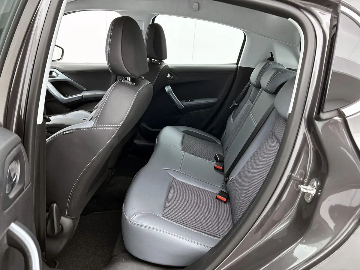 1.2 110pk Allure Automaat | 1ste Eigenaar | LAGE KM | Navigatie | Apple Carplay/Android Auto | Climate Control | Camera | Cruise Control | 16"LMV |