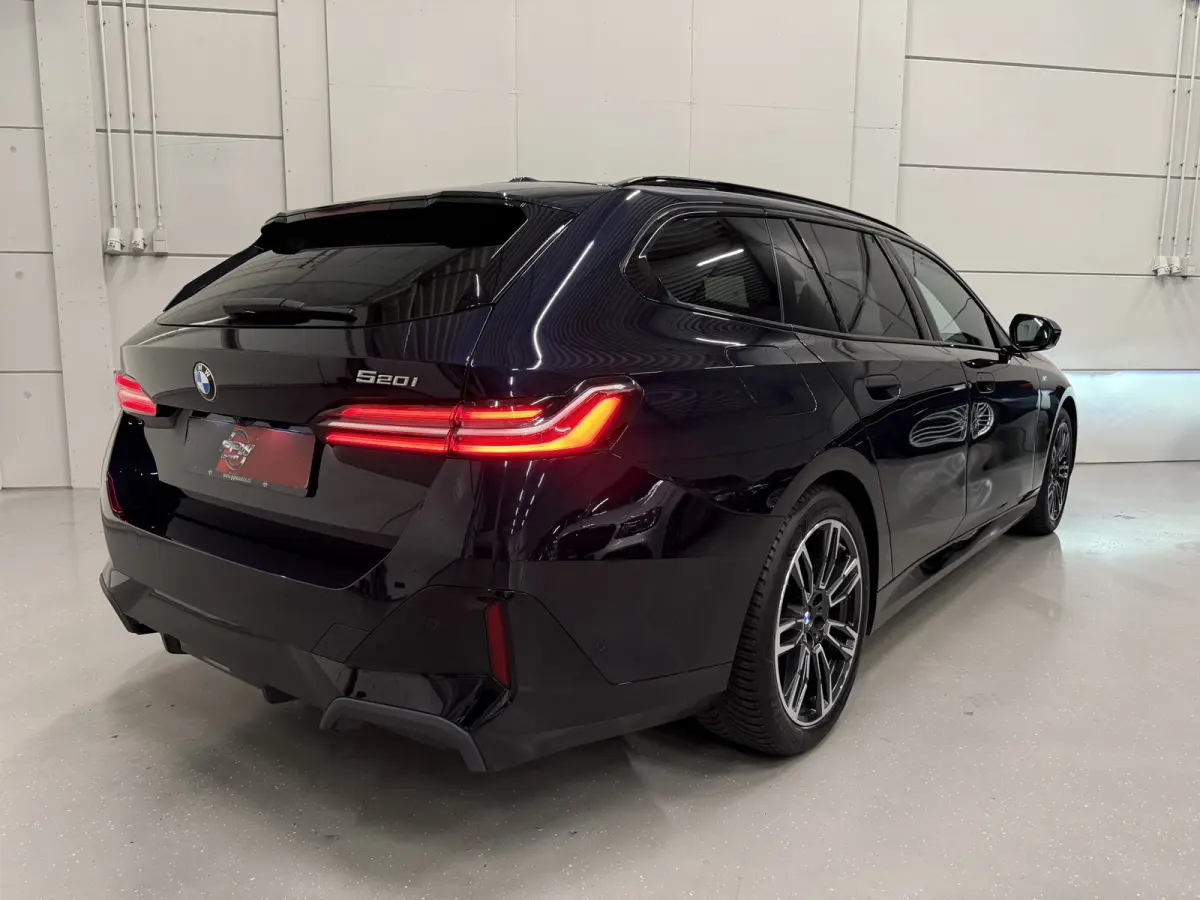 520i M-Sport PANO/TREKHAAK/ICONIC/H&K/HEAD-UP/360CAMERA/VENTILATIE/DRIVING ASS. PRO/ADAPTIVE-LED/STANDKACHEL/CARBONSCHWARZ/NIEUWPRIJS € 94.454,-/FABRIEKS-GARANTIE TOT 03/2028