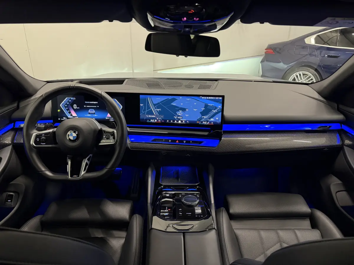 520i M-Sport PANO/TREKHAAK/ICONIC/H&K/HEAD-UP/360CAMERA/VENTILATIE/DRIVING ASS. PRO/ADAPTIVE-LED/STANDKACHEL/CARBONSCHWARZ/NIEUWPRIJS € 94.454,-/FABRIEKS-GARANTIE TOT 03/2028