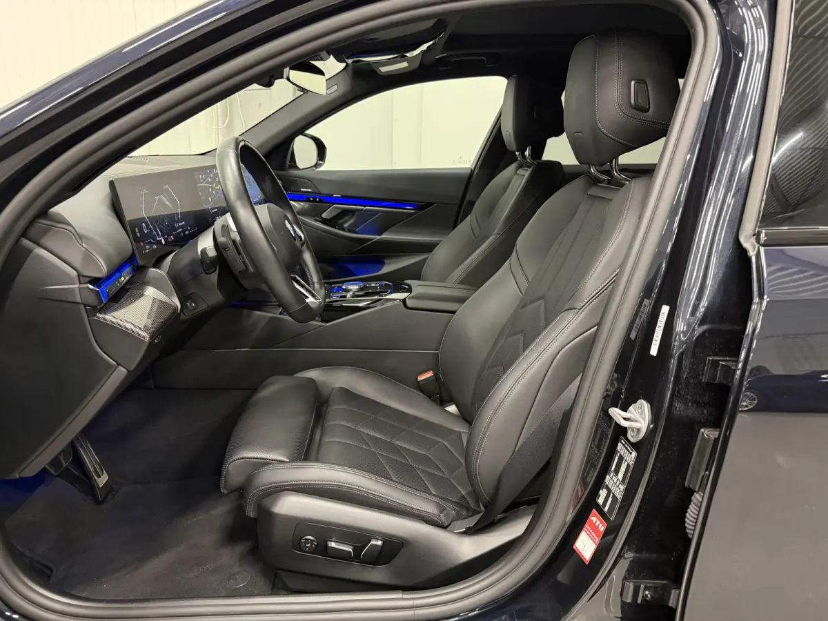 520i M-Sport PANO/TREKHAAK/ICONIC/H&K/HEAD-UP/360CAMERA/VENTILATIE/DRIVING ASS. PRO/ADAPTIVE-LED/STANDKACHEL/CARBONSCHWARZ/NIEUWPRIJS € 94.454,-/FABRIEKS-GARANTIE TOT 03/2028