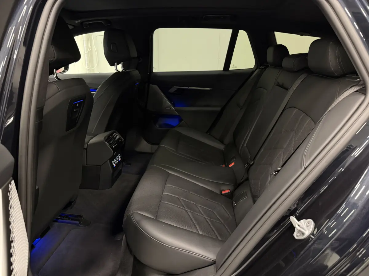 520i M-Sport PANO/TREKHAAK/ICONIC/H&K/HEAD-UP/360CAMERA/VENTILATIE/DRIVING ASS. PRO/ADAPTIVE-LED/STANDKACHEL/CARBONSCHWARZ/NIEUWPRIJS € 94.454,-/FABRIEKS-GARANTIE TOT 03/2028