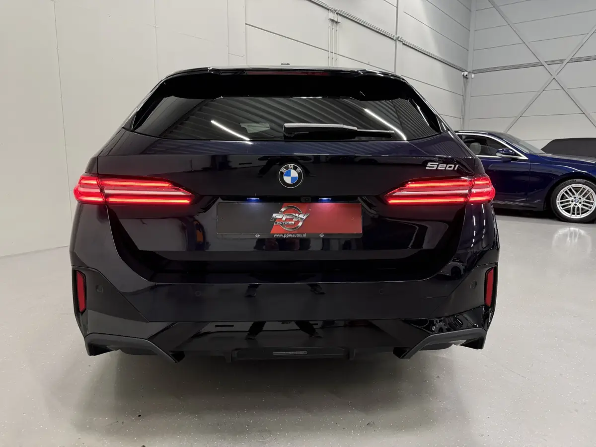 520i M-Sport PANO/TREKHAAK/ICONIC/H&K/HEAD-UP/360CAMERA/VENTILATIE/DRIVING ASS. PRO/ADAPTIVE-LED/STANDKACHEL/CARBONSCHWARZ/NIEUWPRIJS € 94.454,-/FABRIEKS-GARANTIE TOT 03/2028