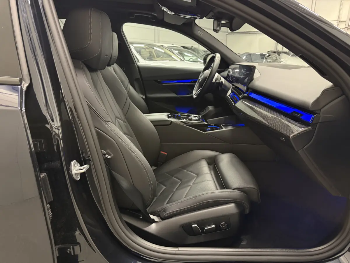 520i M-Sport PANO/TREKHAAK/ICONIC/H&K/HEAD-UP/360CAMERA/VENTILATIE/DRIVING ASS. PRO/ADAPTIVE-LED/STANDKACHEL/CARBONSCHWARZ/NIEUWPRIJS € 94.454,-/FABRIEKS-GARANTIE TOT 03/2028