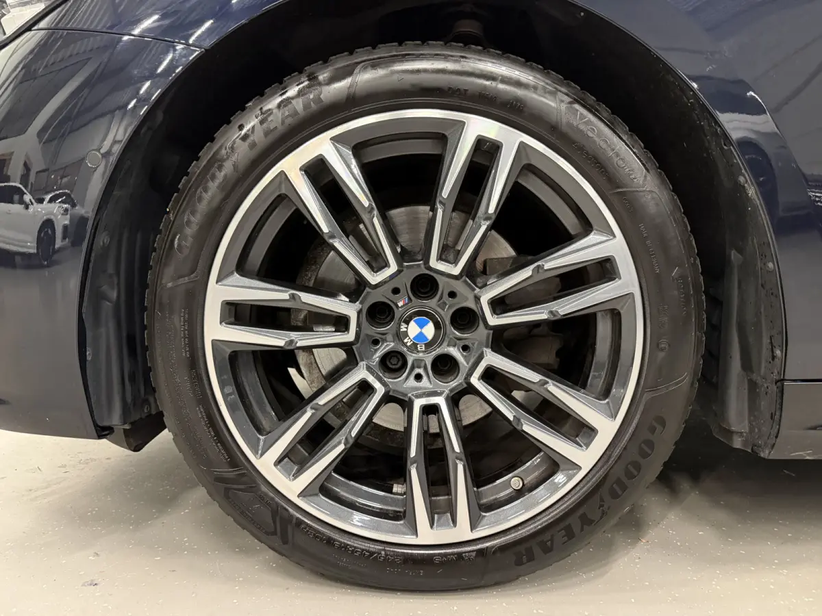 520i M-Sport PANO/TREKHAAK/ICONIC/H&K/HEAD-UP/360CAMERA/VENTILATIE/DRIVING ASS. PRO/ADAPTIVE-LED/STANDKACHEL/CARBONSCHWARZ/NIEUWPRIJS € 94.454,-/FABRIEKS-GARANTIE TOT 03/2028