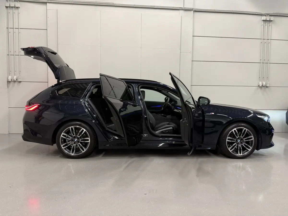 520i M-Sport PANO/TREKHAAK/ICONIC/H&K/HEAD-UP/360CAMERA/VENTILATIE/DRIVING ASS. PRO/ADAPTIVE-LED/STANDKACHEL/CARBONSCHWARZ/NIEUWPRIJS € 94.454,-/FABRIEKS-GARANTIE TOT 03/2028