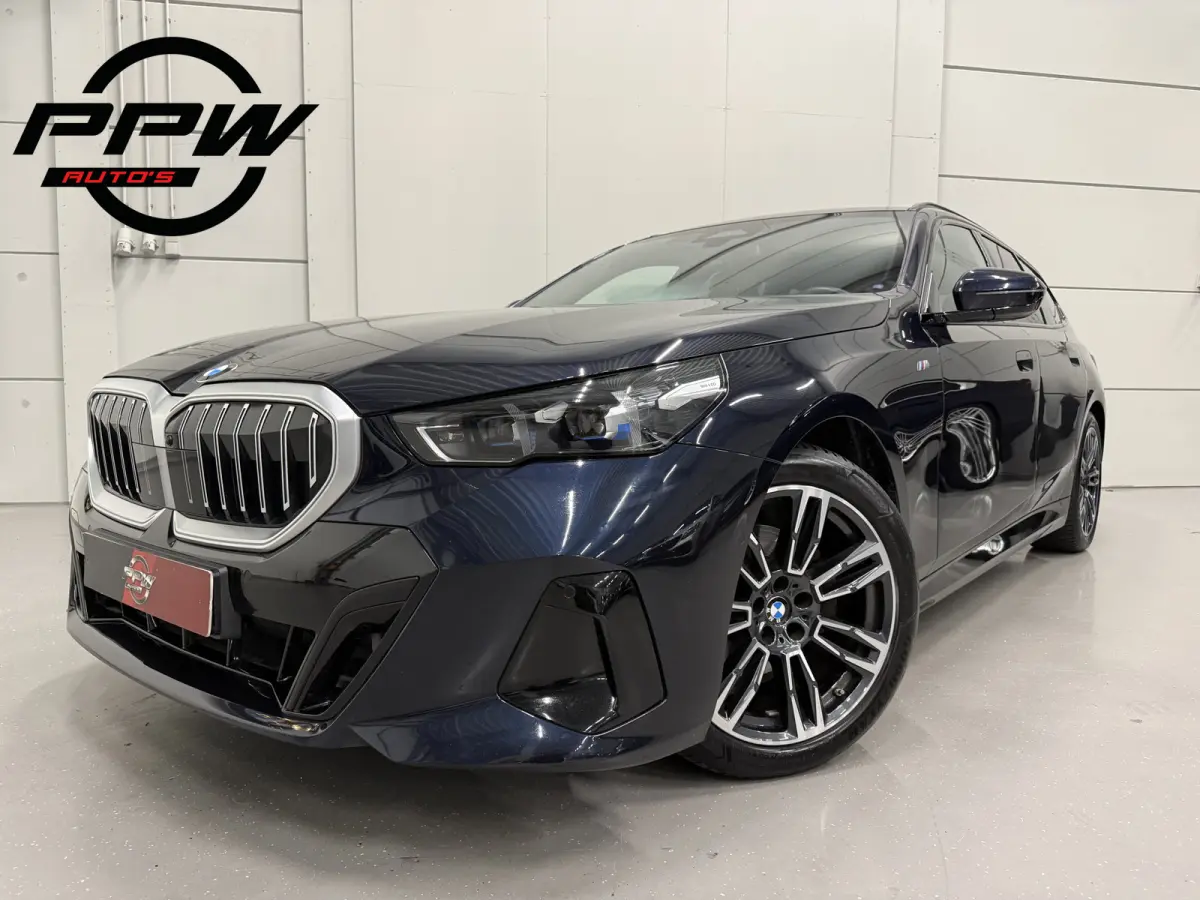 520i M-Sport PANO/TREKHAAK/ICONIC/H&K/HEAD-UP/360CAMERA/VENTILATIE/DRIVING ASS. PRO/ADAPTIVE-LED/STANDKACHEL/CARBONSCHWARZ/NIEUWPRIJS € 94.454,-/FABRIEKS-GARANTIE TOT 03/2028