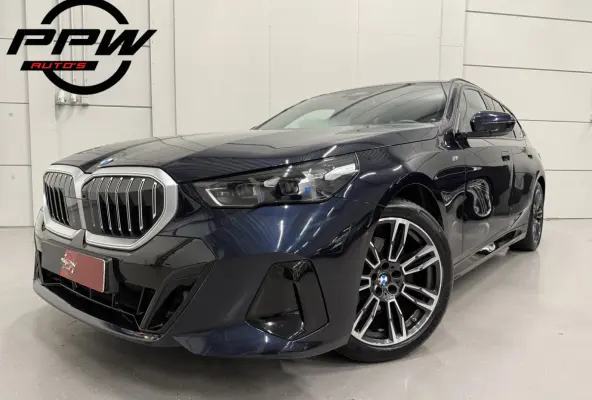 520i M-Sport PANO/TREKHAAK/ICONIC/H&K/HEAD-UP/360CAMERA/VENTILATIE/DRIVING ASS. PRO/ADAPTIVE-LED/STANDKACHEL/CARBONSCHWARZ/NIEUWPRIJS € 94.454,-/FABRIEKS-GARANTIE TOT 03/2028