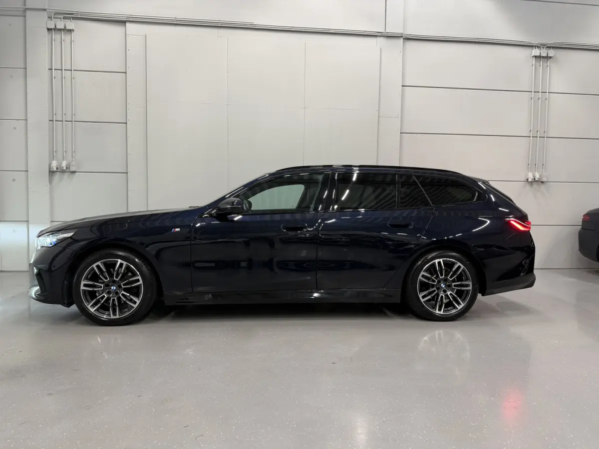 520i M-Sport PANO/TREKHAAK/ICONIC/H&K/HEAD-UP/360CAMERA/VENTILATIE/DRIVING ASS. PRO/ADAPTIVE-LED/STANDKACHEL/CARBONSCHWARZ/NIEUWPRIJS € 94.454,-/FABRIEKS-GARANTIE TOT 03/2028