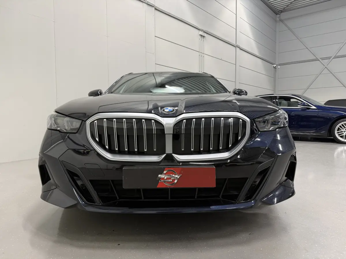 520i M-Sport PANO/TREKHAAK/ICONIC/H&K/HEAD-UP/360CAMERA/VENTILATIE/DRIVING ASS. PRO/ADAPTIVE-LED/STANDKACHEL/CARBONSCHWARZ/NIEUWPRIJS € 94.454,-/FABRIEKS-GARANTIE TOT 03/2028
