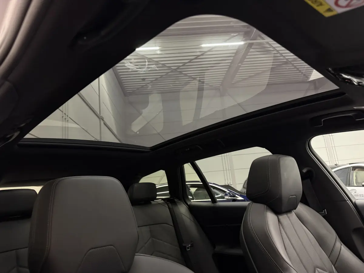 520i M-Sport PANO/TREKHAAK/ICONIC/H&K/HEAD-UP/360CAMERA/VENTILATIE/DRIVING ASS. PRO/ADAPTIVE-LED/STANDKACHEL/CARBONSCHWARZ/NIEUWPRIJS € 94.454,-/FABRIEKS-GARANTIE TOT 03/2028