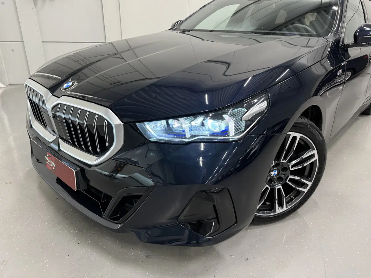 520i M-Sport PANO/TREKHAAK/ICONIC/H&K/HEAD-UP/360CAMERA/VENTILATIE/DRIVING ASS. PRO/ADAPTIVE-LED/STANDKACHEL/CARBONSCHWARZ/NIEUWPRIJS € 94.454,-/FABRIEKS-GARANTIE TOT 03/2028