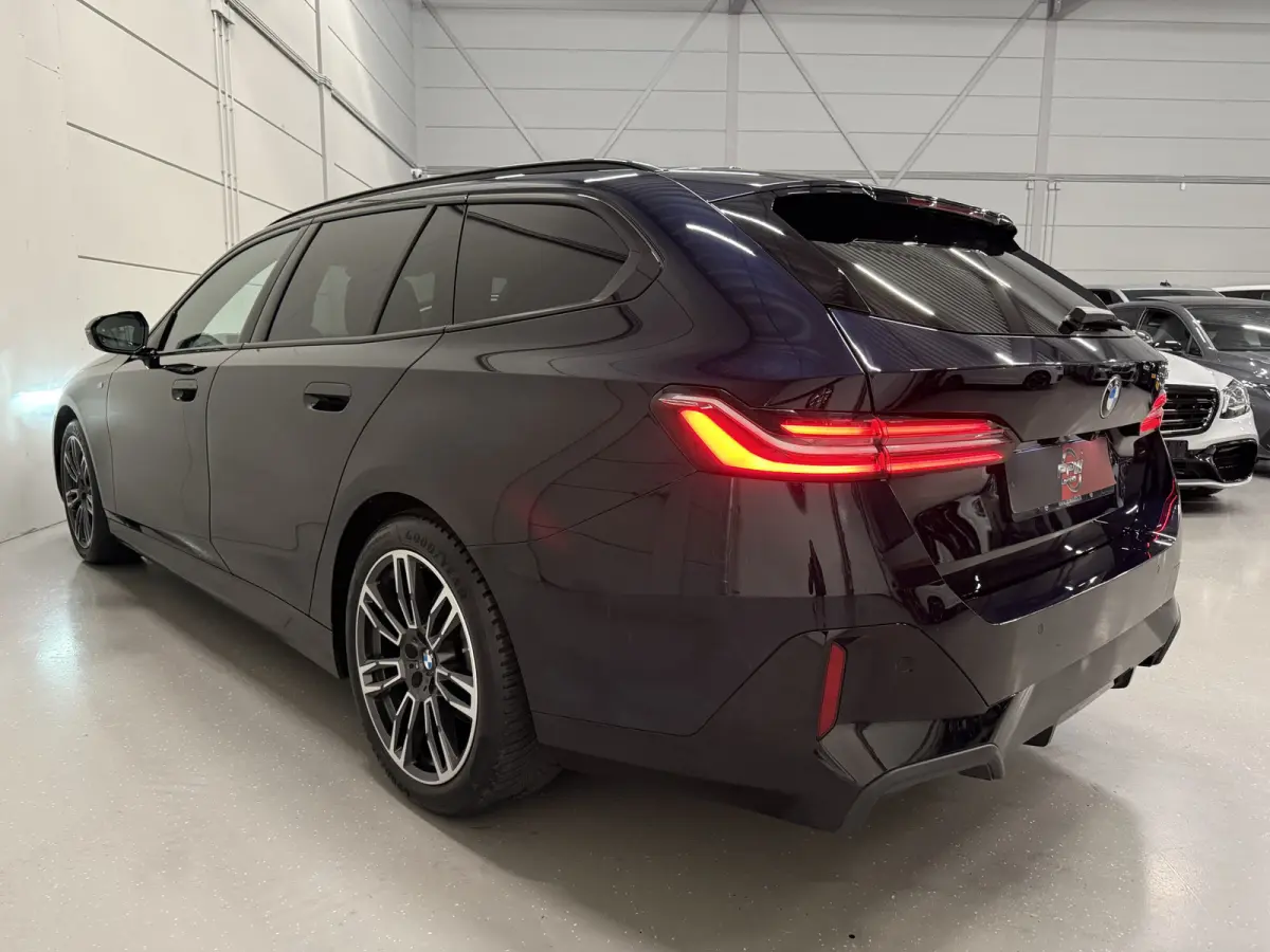 520i M-Sport PANO/TREKHAAK/ICONIC/H&K/HEAD-UP/360CAMERA/VENTILATIE/DRIVING ASS. PRO/ADAPTIVE-LED/STANDKACHEL/CARBONSCHWARZ/NIEUWPRIJS € 94.454,-/FABRIEKS-GARANTIE TOT 03/2028