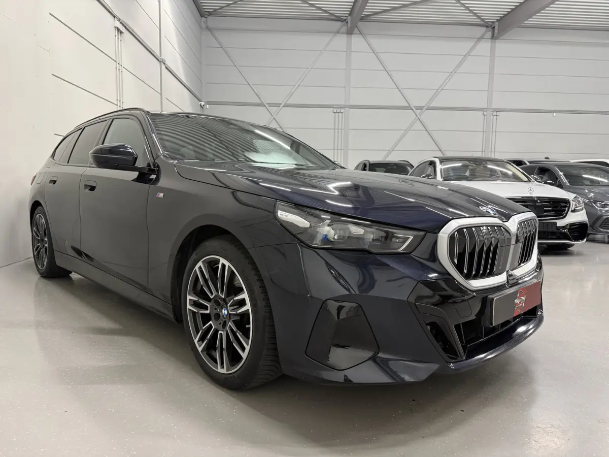520i M-Sport PANO/TREKHAAK/ICONIC/H&K/HEAD-UP/360CAMERA/VENTILATIE/DRIVING ASS. PRO/ADAPTIVE-LED/STANDKACHEL/CARBONSCHWARZ/NIEUWPRIJS € 94.454,-/FABRIEKS-GARANTIE TOT 03/2028