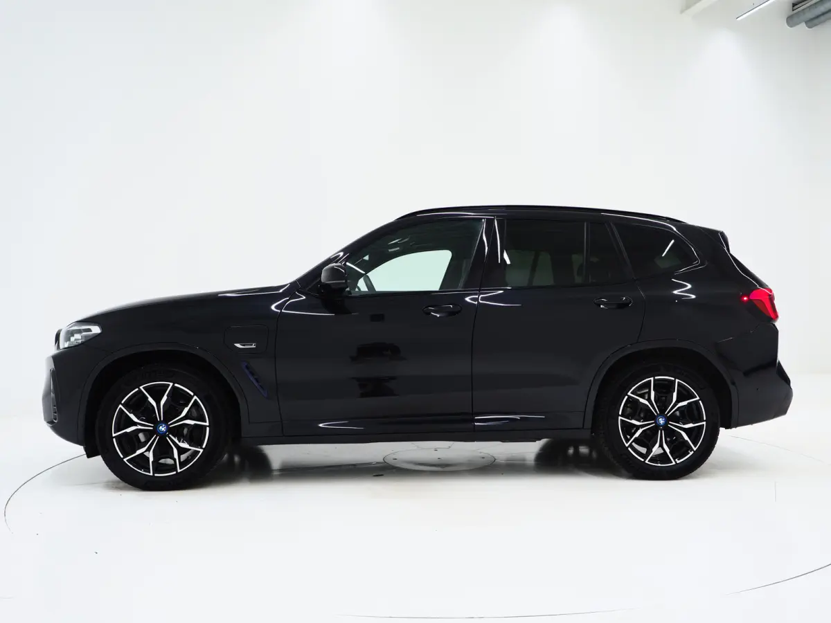 xDrive30e M Sport Shadow | LED Grille | Panoramadak | Leder | Memory | Camera | Keyless | Gesture Control