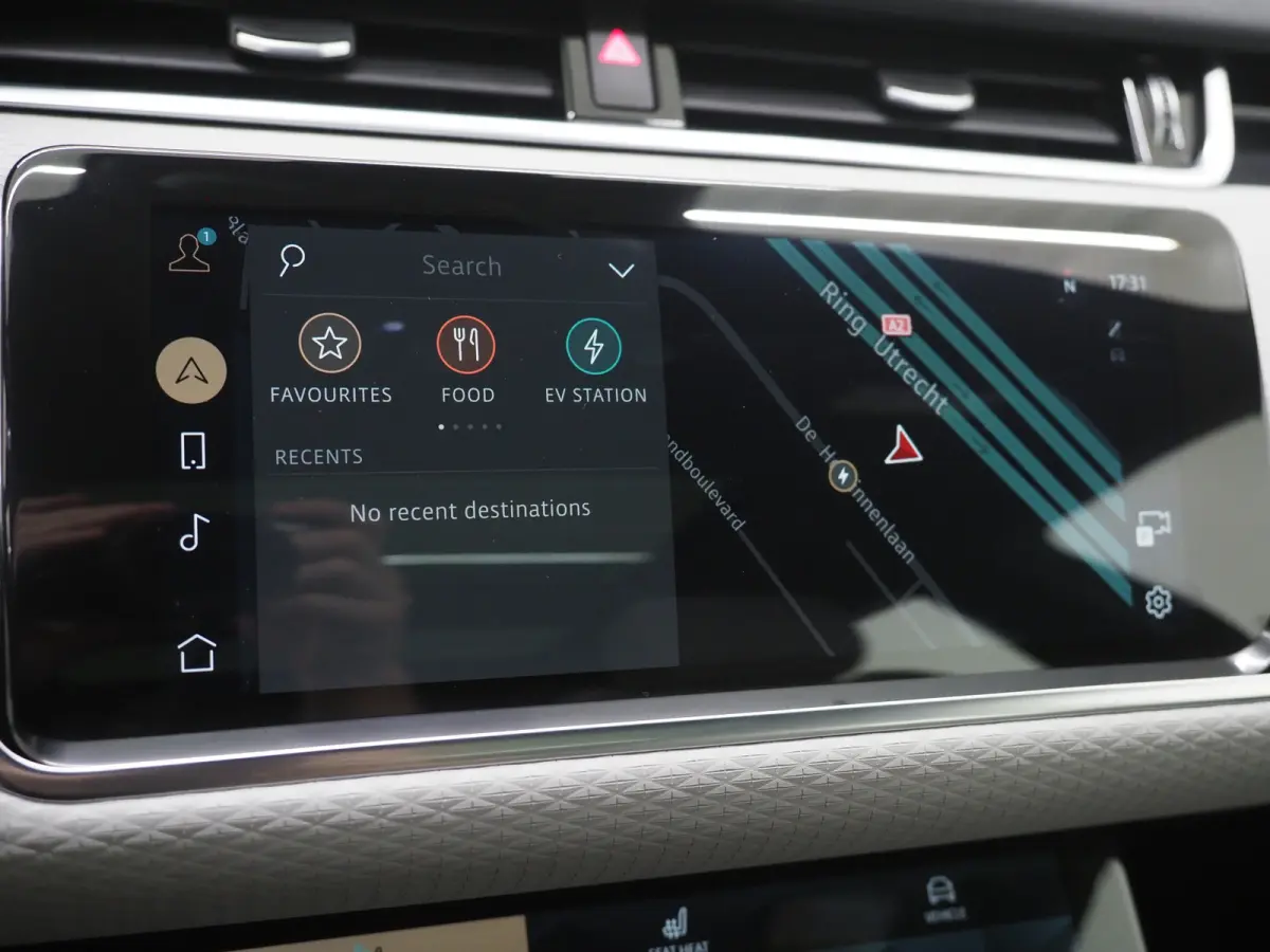 1.5 P300e AWD | Panoramadak | Leder | Camera | Stoelverwarming | Zwarte Hemel | Carplay