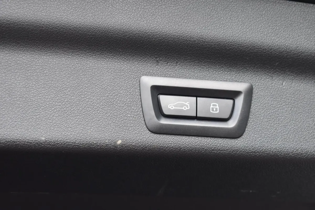 eDrive20 67 kWh | Carplay | Stoelverwarming | 100% SOH | Privacy Glass |
