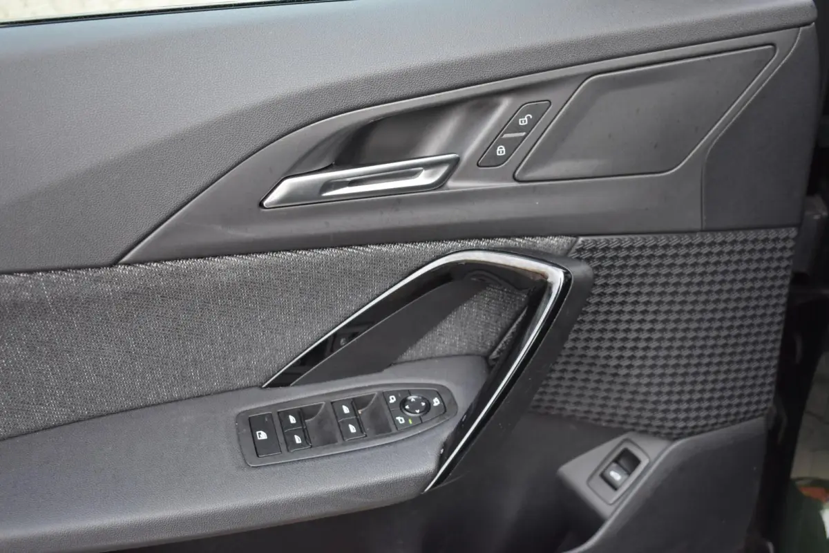 eDrive20 67 kWh | Carplay | Stoelverwarming | 100% SOH | Privacy Glass |