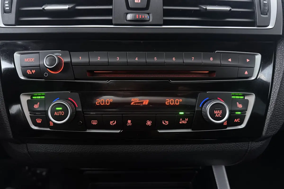 118i M Sport (PANORAMADAK, GROOT-NAVIGATIE, STOELVERWARMING, DEALER ONDERHOUDEN)