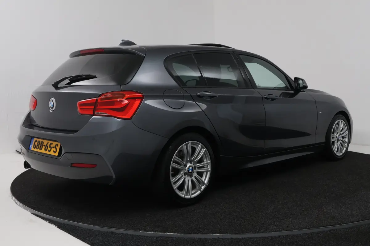 118i M Sport (PANORAMADAK, GROOT-NAVIGATIE, STOELVERWARMING, DEALER ONDERHOUDEN)