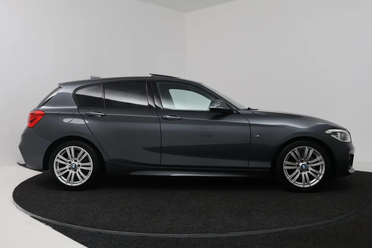 118i M Sport (PANORAMADAK, GROOT-NAVIGATIE, STOELVERWARMING, DEALER ONDERHOUDEN)