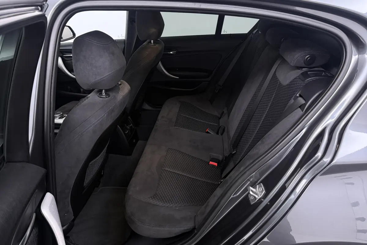 118i M Sport (PANORAMADAK, GROOT-NAVIGATIE, STOELVERWARMING, DEALER ONDERHOUDEN)