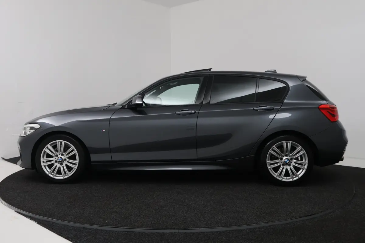 118i M Sport (PANORAMADAK, GROOT-NAVIGATIE, STOELVERWARMING, DEALER ONDERHOUDEN)