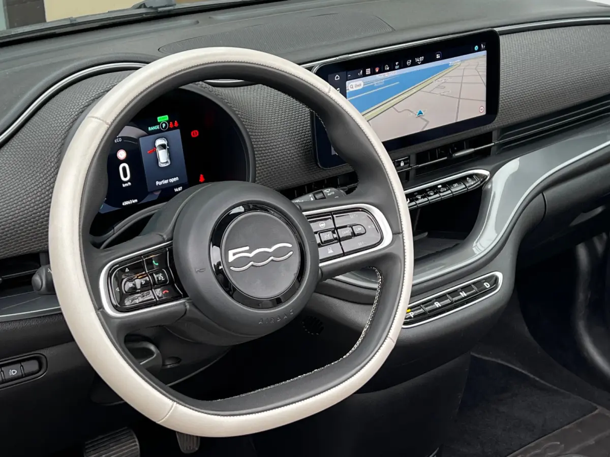 La Prima 42 kWh Automaat Cabriolet | Incl BTW | 120 PK | Apple CarPlay | Achteruitrijd Camera | Navigatie | 17" LM Velgen | Leder Int | LED | 1e Eigenaar!