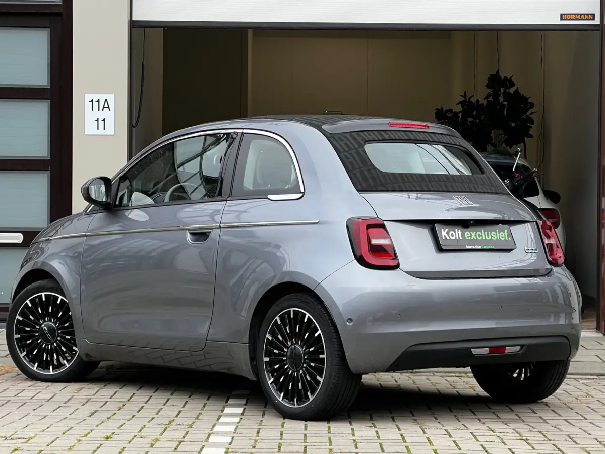 La Prima 42 kWh Automaat Cabriolet | Incl BTW | 120 PK | Apple CarPlay | Achteruitrijd Camera | Navigatie | 17" LM Velgen | Leder Int | LED | 1e Eigenaar!
