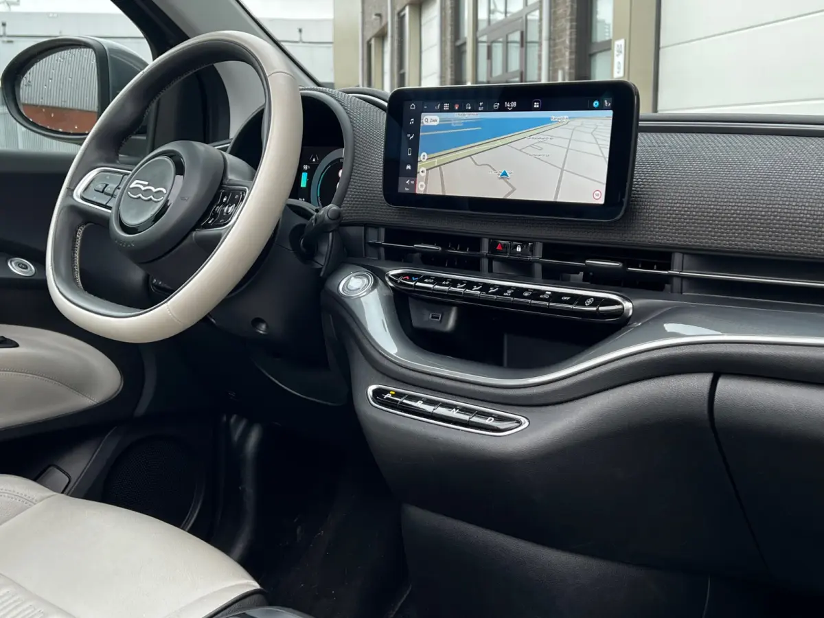 La Prima 42 kWh Automaat Cabriolet | Incl BTW | 120 PK | Apple CarPlay | Achteruitrijd Camera | Navigatie | 17" LM Velgen | Leder Int | LED | 1e Eigenaar!