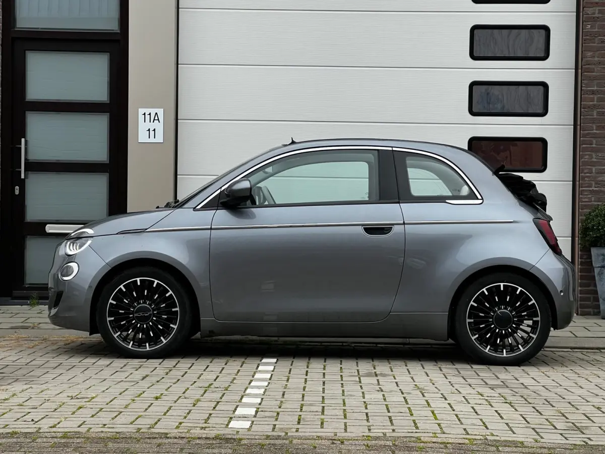 La Prima 42 kWh Automaat Cabriolet | Incl BTW | 120 PK | Apple CarPlay | Achteruitrijd Camera | Navigatie | 17" LM Velgen | Leder Int | LED | 1e Eigenaar!