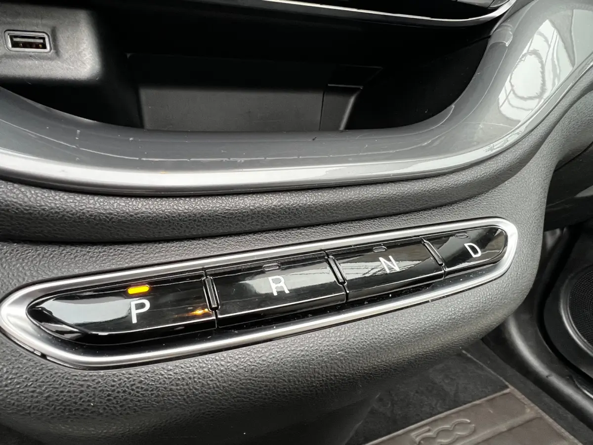 La Prima 42 kWh Automaat Cabriolet | Incl BTW | 120 PK | Apple CarPlay | Achteruitrijd Camera | Navigatie | 17" LM Velgen | Leder Int | LED | 1e Eigenaar!