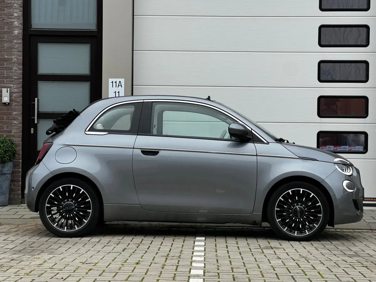 La Prima 42 kWh Automaat Cabriolet | Incl BTW | 120 PK | Apple CarPlay | Achteruitrijd Camera | Navigatie | 17" LM Velgen | Leder Int | LED | 1e Eigenaar!