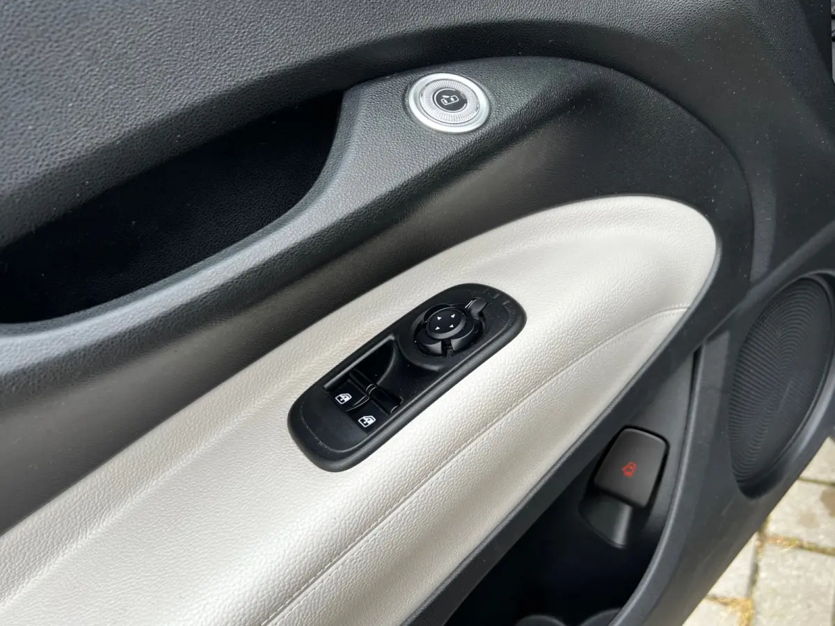 La Prima 42 kWh Automaat Cabriolet | Incl BTW | 120 PK | Apple CarPlay | Achteruitrijd Camera | Navigatie | 17" LM Velgen | Leder Int | LED | 1e Eigenaar!