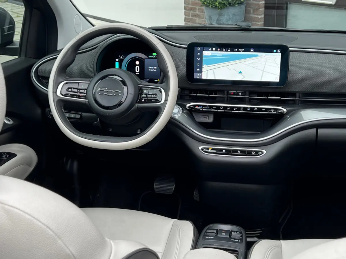 La Prima 42 kWh Automaat Cabriolet | Incl BTW | 120 PK | Apple CarPlay | Achteruitrijd Camera | Navigatie | 17" LM Velgen | Leder Int | LED | 1e Eigenaar!