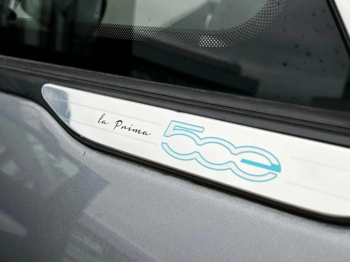 La Prima 42 kWh Automaat Cabriolet | Incl BTW | 120 PK | Apple CarPlay | Achteruitrijd Camera | Navigatie | 17" LM Velgen | Leder Int | LED | 1e Eigenaar!
