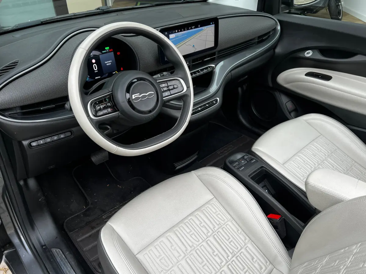 La Prima 42 kWh Automaat Cabriolet | Incl BTW | 120 PK | Apple CarPlay | Achteruitrijd Camera | Navigatie | 17" LM Velgen | Leder Int | LED | 1e Eigenaar!