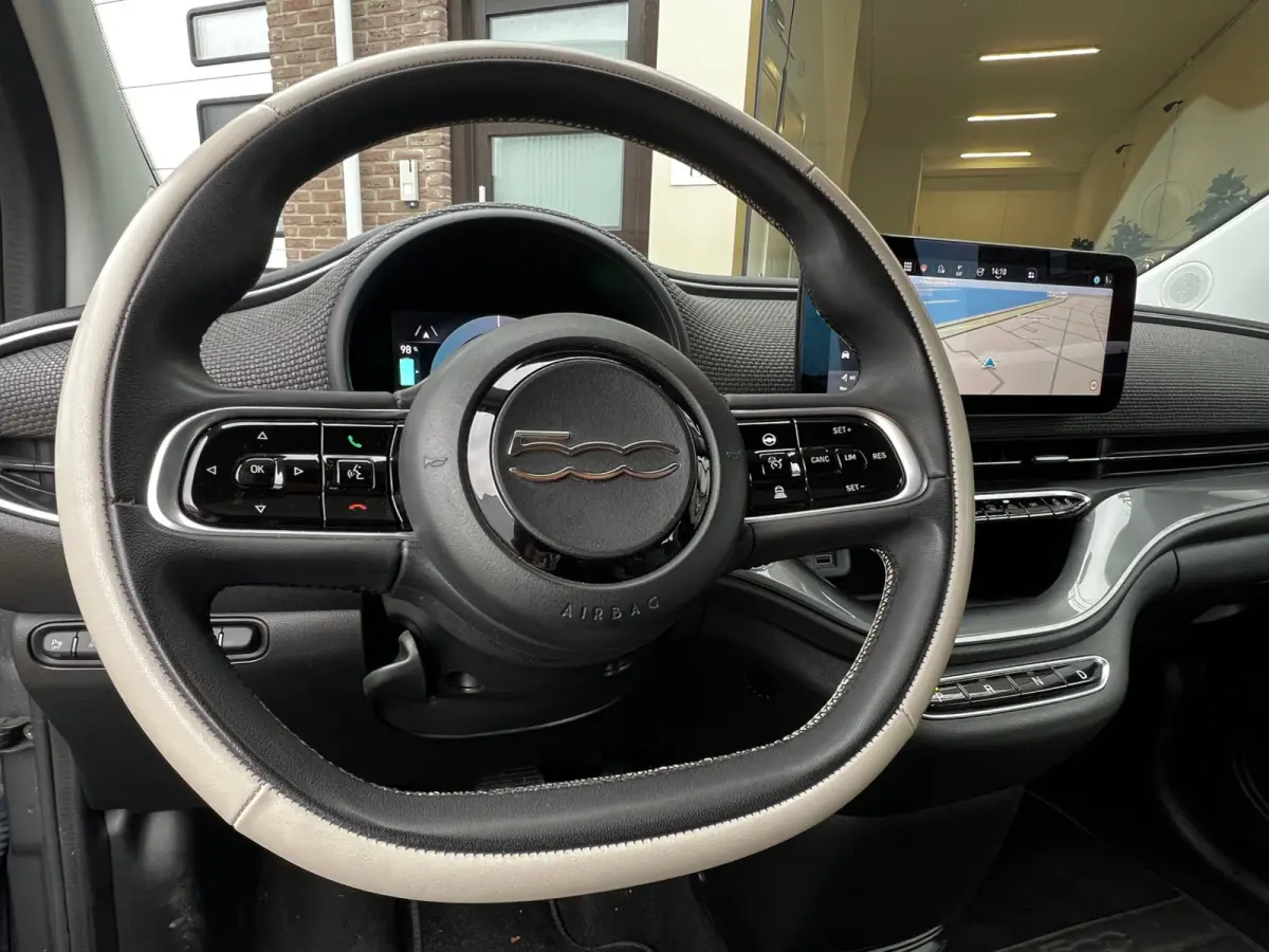 La Prima 42 kWh Automaat Cabriolet | Incl BTW | 120 PK | Apple CarPlay | Achteruitrijd Camera | Navigatie | 17" LM Velgen | Leder Int | LED | 1e Eigenaar!